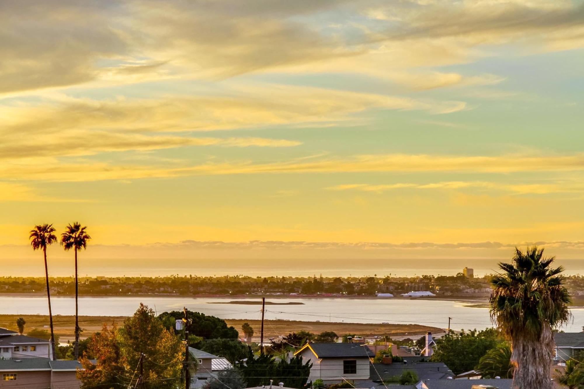 Panoramic Ocean Sunset Views With Heated Pool & Location *