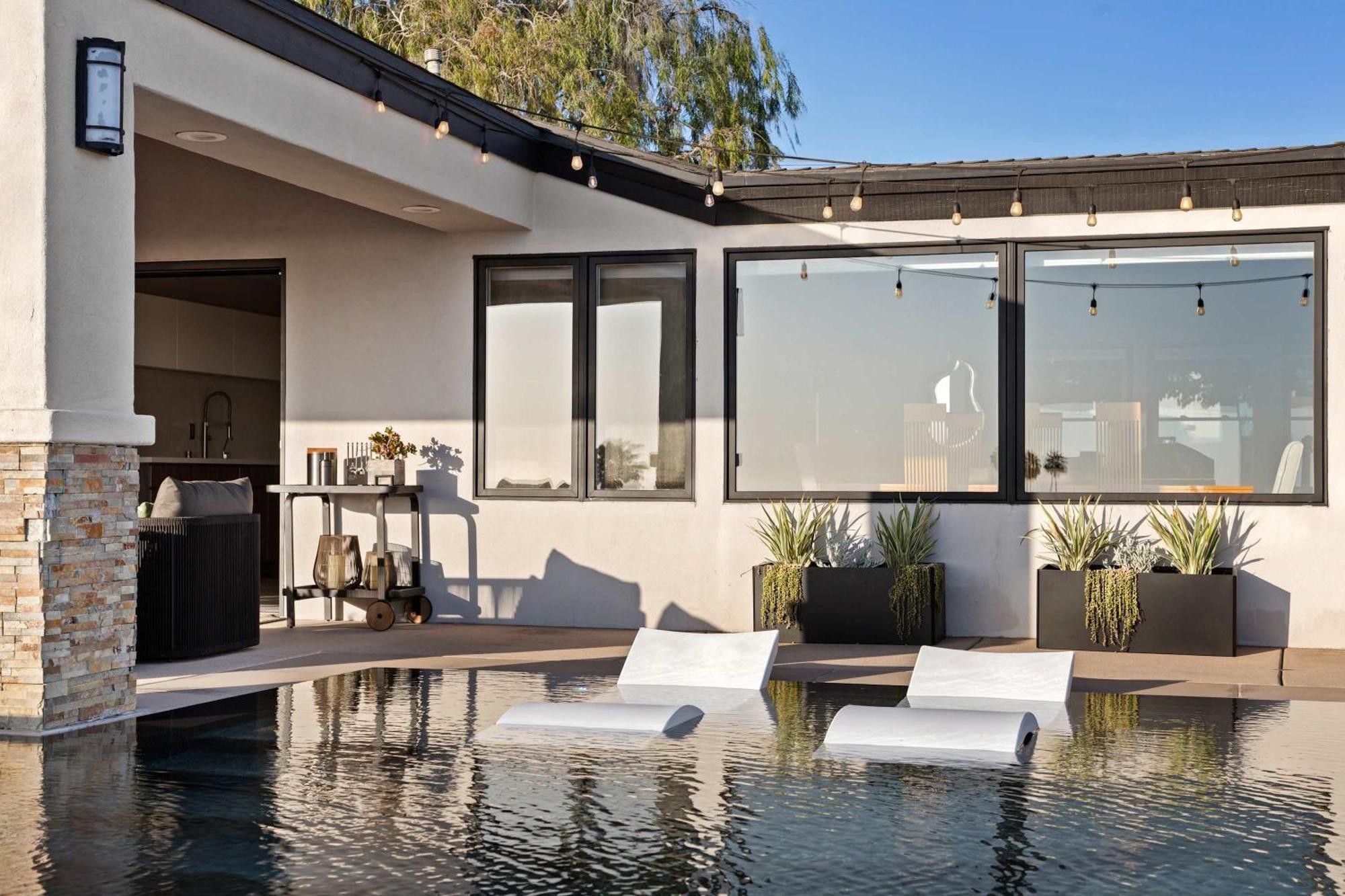 Panoramic Ocean Sunset Views With Heated Pool & Location Holiday home
