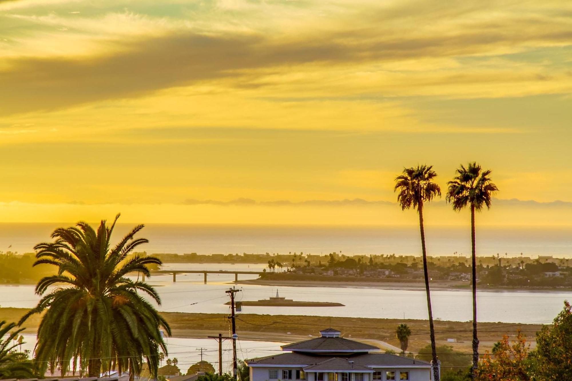 Holiday home Panoramic Ocean Sunset Views With Heated Pool & Location *