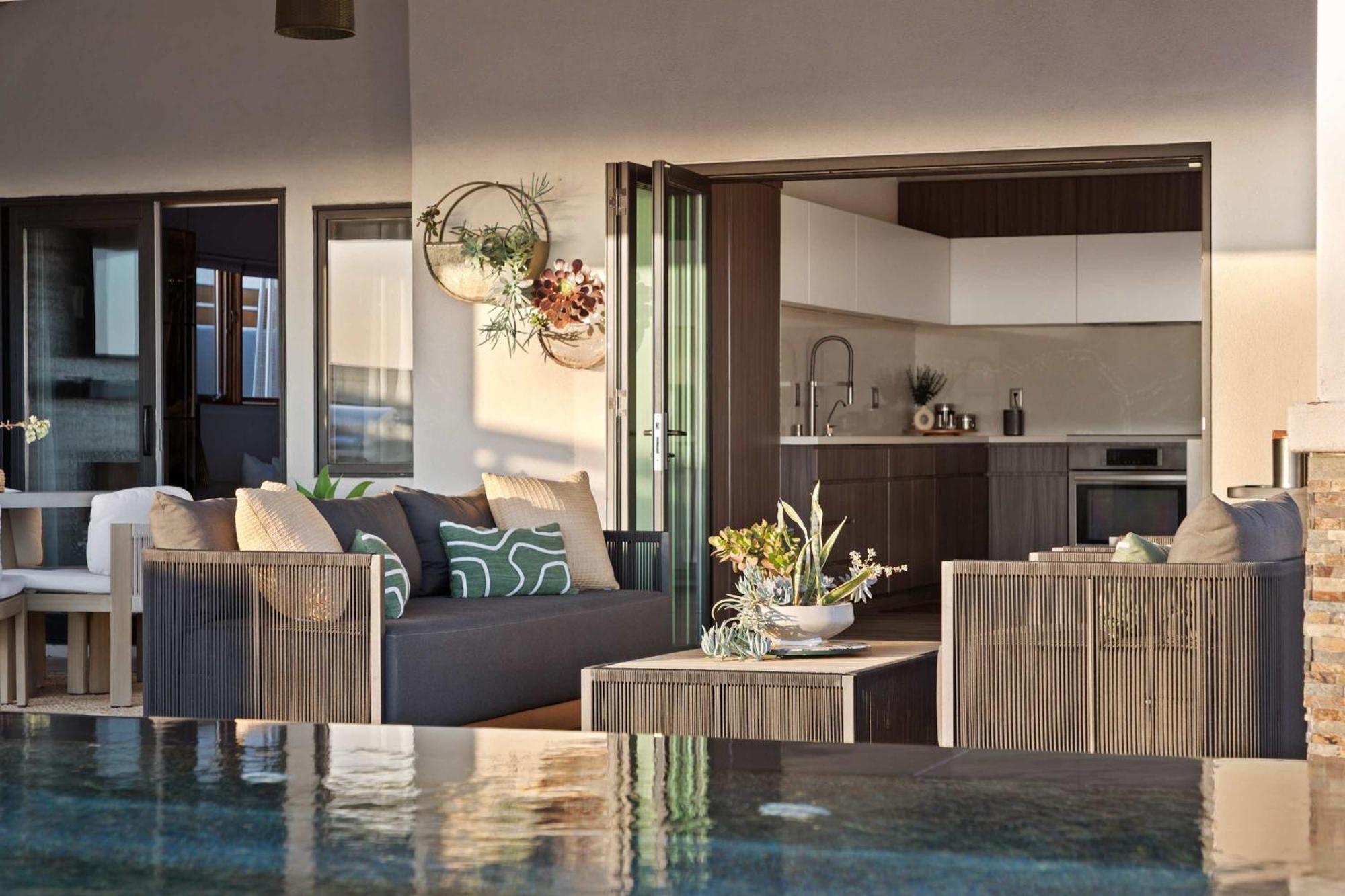 Panoramic Ocean Sunset Views With Heated Pool & Location Holiday home