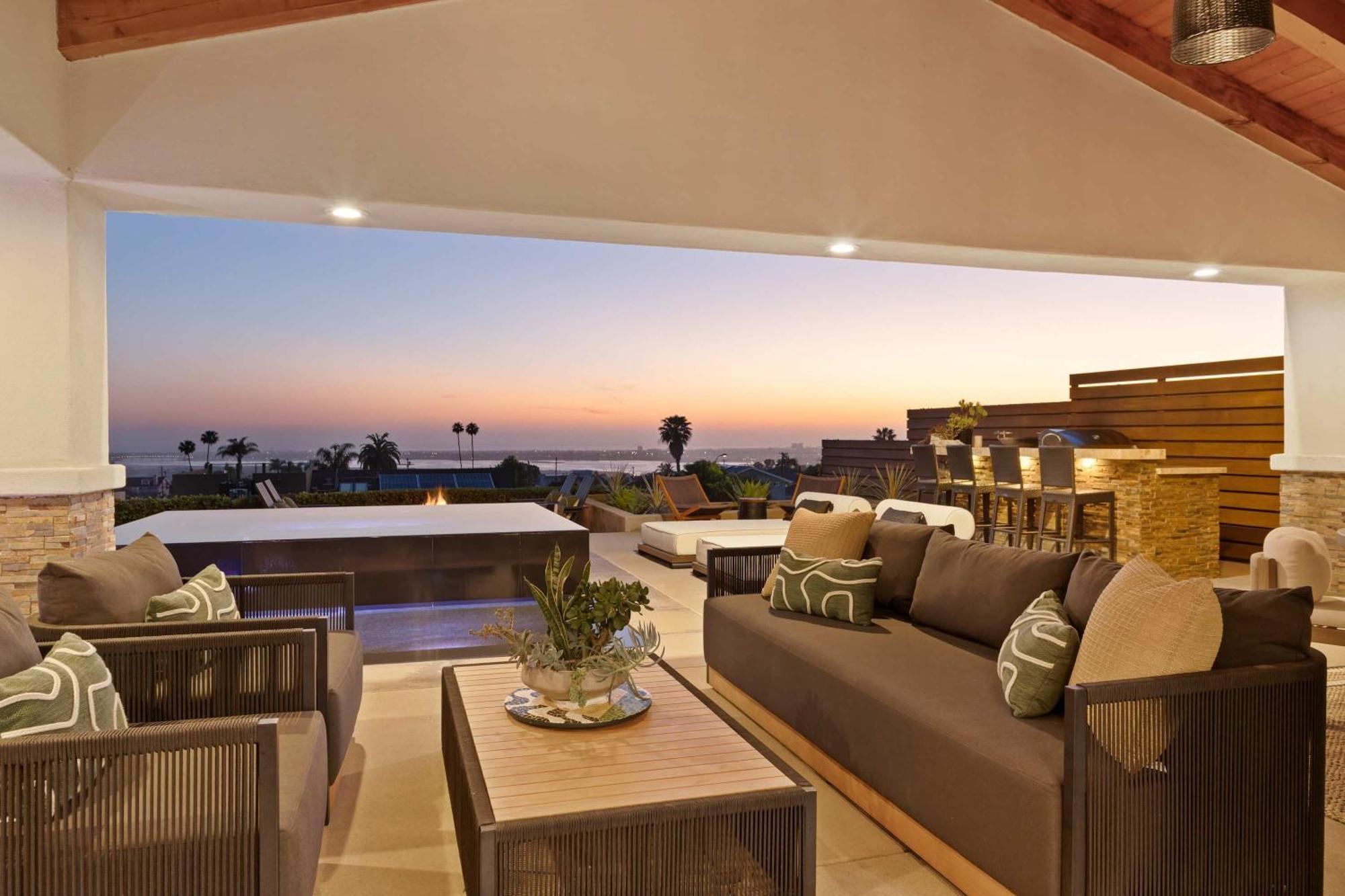 Panoramic Ocean Sunset Views With Heated Pool & Location Holiday home