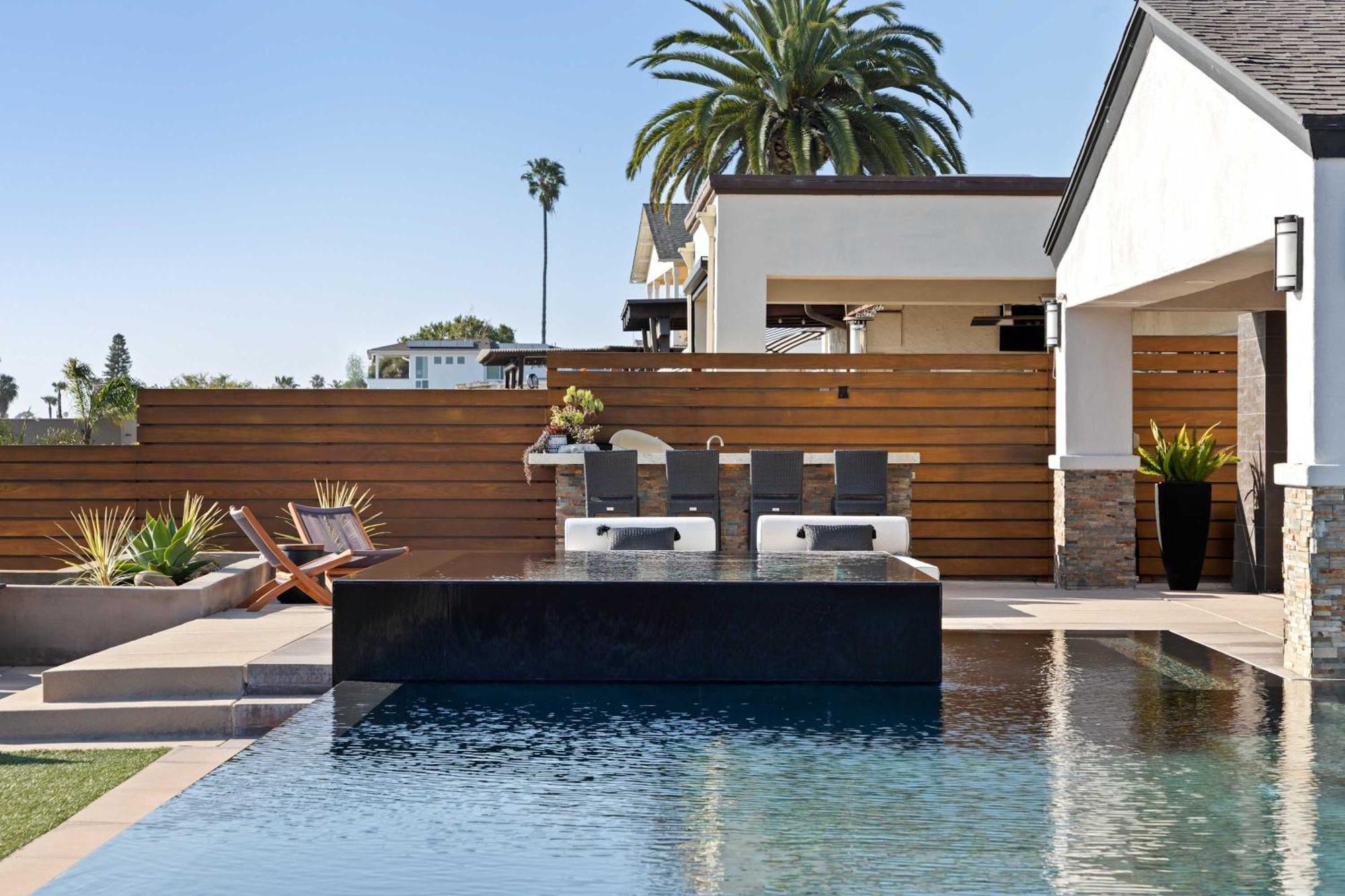 Holiday home Panoramic Ocean Sunset Views With Heated Pool & Location