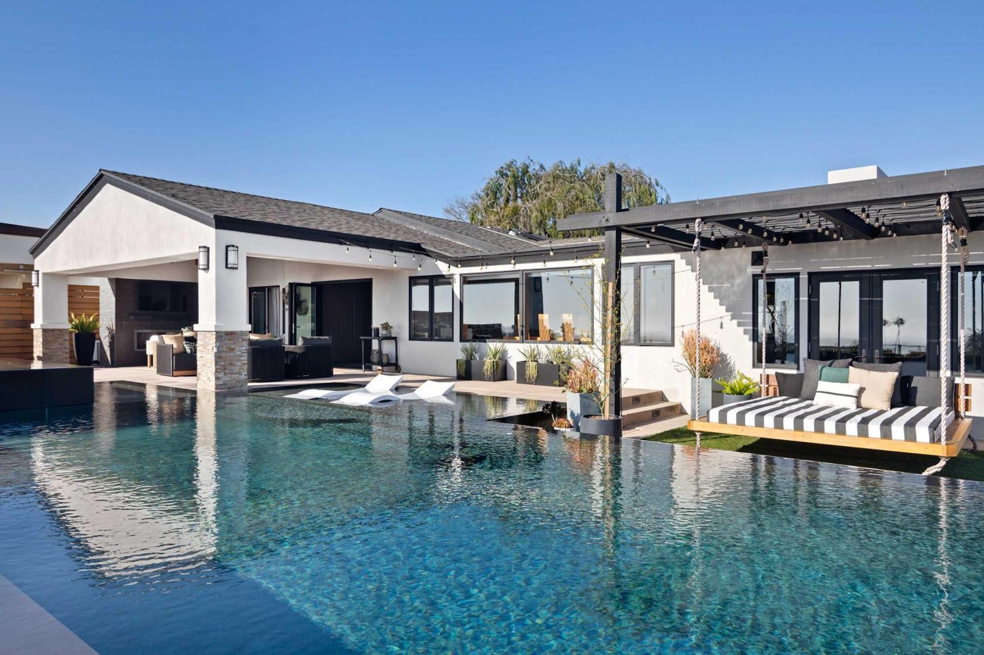 Panoramic Ocean Sunset Views With Heated Pool & Location Holiday home *